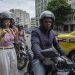 Mesmo após incidente na Avenida Brasil, a autônoma Denise Fernandes continua fazendo seus trajetos de moto — Foto: Guito Moreto