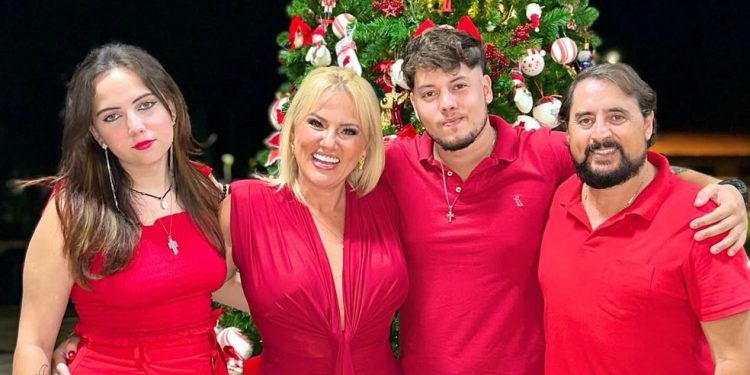 Mauri com a mulher, Andrea Fabyanna, e os filhos Beatriz e Maury — Foto: Reprodução/Instagram