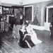 Encapuzado, Crowley está atrás dos fieis durante um rito de magia negra — Foto: Reprodução | La Nación