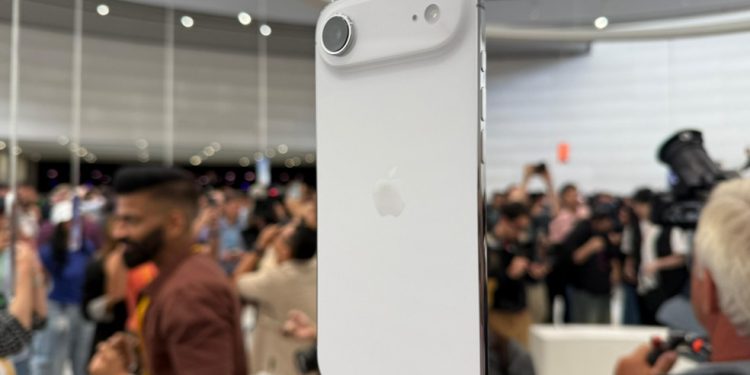 Ultrafino, modelo iPhone Air tem câmera traseira com novo design — Foto: Bruno Rosa