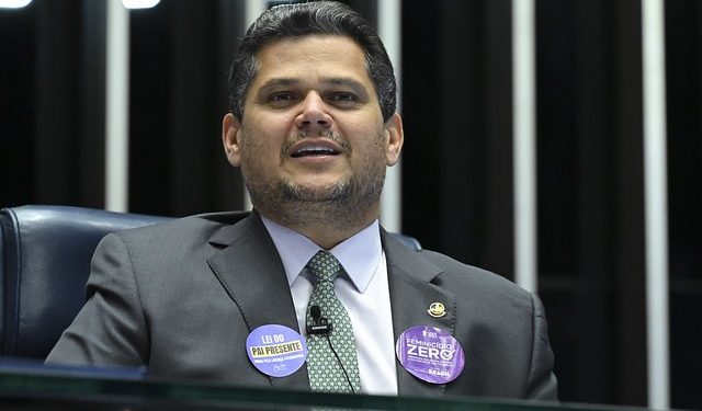 A longa reunião entre Flávio Bolsonaro e Alcolumbre