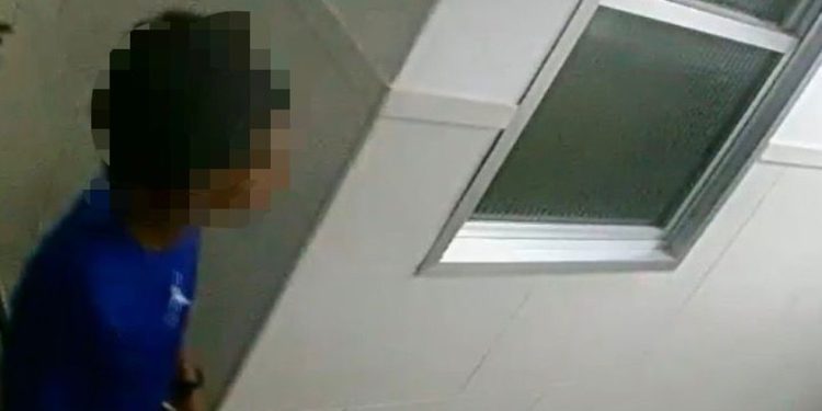 Menor investigado como mentor do estupro coletivo contra uma adolescente de 17 anos em Copacabana durante a chegada ao apartamento em que o crime ocorreu, em 31 de janeiro — Foto: Reprodução de câmera de segurança
