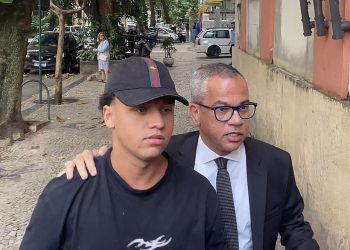 Vitor Hugo Simonin, acusado de estupro coletivo de uma adolescente, na 12ª DP, em Copacabana — Foto: Lívia Nani / Agência O Globo