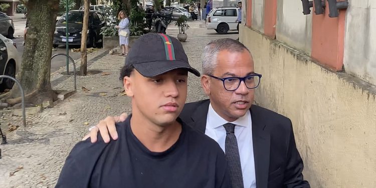 Vitor Hugo Simonin, acusado de estupro coletivo de uma adolescente, na 12ª DP, em Copacabana — Foto: Lívia Nani / Agência O Globo