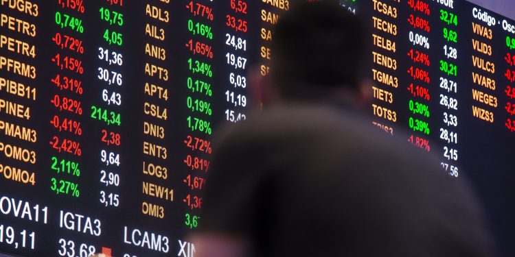 Alta do petróleo reduz impacto da guerra no câmbio e na Bolsa brasileira: veja os indicadores em março