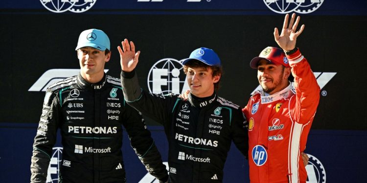 Da esquerda para a direita: os pilotos George Russel e Kimi Antonelli, da Mercedes, e Lewis Hamilton, da Ferrari — Foto: GREG BAKER / AFP