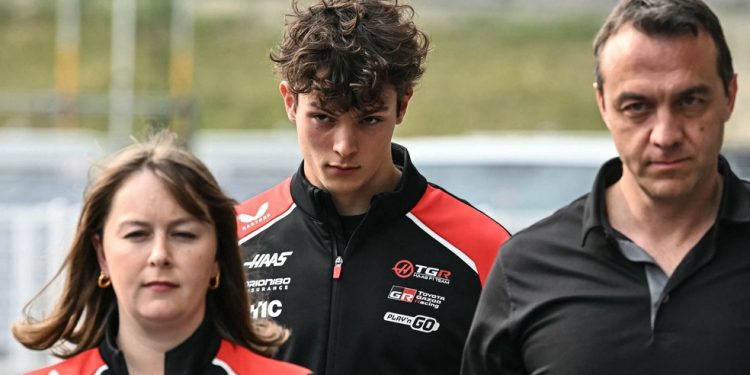 Oliver Bearman no paddock do GP do Japão após acidente; inglês machucou joelho direito, mas não sofreu fraturas — Foto: Toshifumi KITAMURA / AFP