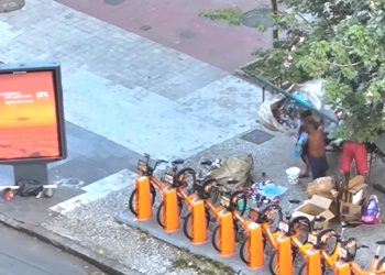Após chegada de guarda armada em Copacabana, população de rua migra para Botafogo, dizem moradores