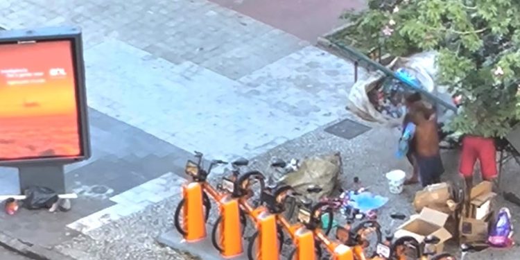 Após chegada de guarda armada em Copacabana, população de rua migra para Botafogo, dizem moradores