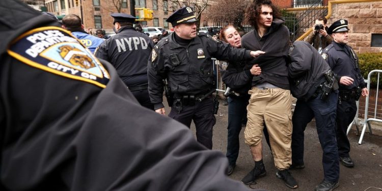 Suspeito lançou artefatos que soltavam fumaça perto de manifestantes de extrema direita e de policiais durante ato em frente à residência oficial do prefeito de Nova York; ninguém ficou ferido — Foto: CHARLY TRIBALLEAU / AFP