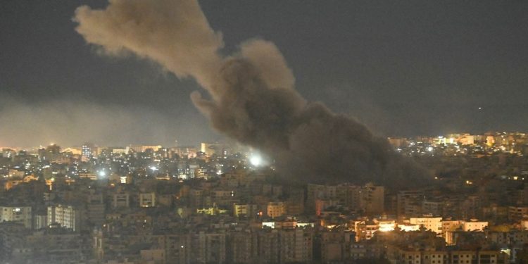 Céu de Beirute é tomado por fumaça após nova onda de ataques israelenses — Foto: FADEL itani / AFP