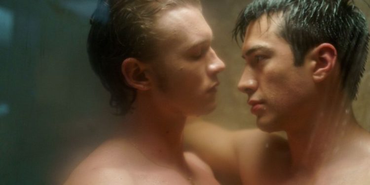 Connor Storrie como Ilya Rozanov e Hudson Williams como Shane Hollander em 'Rivalidade ardente' — Foto: Divulgação