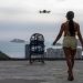 Uma mulher é filmada por um drone para um vídeo nas redes sociais no famoso mirante turístico “Porta do Céu”, na favela da Rocinha, no Rio de Janeiro. — Foto: Pablo Porciúncula/AFP
