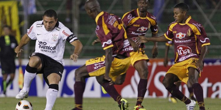 Ronaldo contra o Tolima em 2011, com o Corinthians — Foto: AP