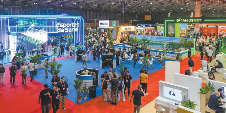 Panorama do SBC Summit Rio, no Riocentro: público 15% maior em relação a 2025 e mais de 250 painelistas — Foto: FABIO CORDEIRO