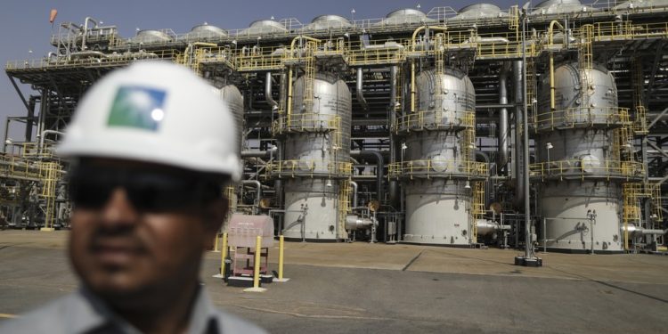 Instalações da Saudi Aramco: CEO disse que a empresa pode desviar mais petróleo bruto para uma rota alternativa que evita o Estreito de Ormuz — Foto: Bloomberg