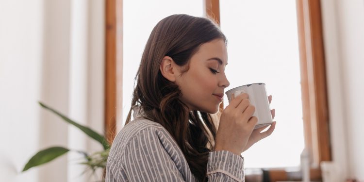 Cafeína ajuda a restaurar a função da memória após uma noite de sono mal dormida, comprova estudo