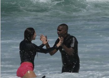 Carol Portaluppi e o professor de surfe Alexandre Pretão — Foto: Reprodução do Instagram