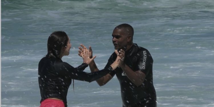 Carol Portaluppi e o professor de surfe Alexandre Pretão — Foto: Reprodução do Instagram