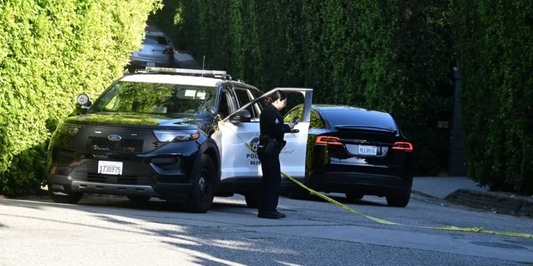 Policiais em frente à casa de Rihanna em 8 de março — Foto: HOLANDÊS/Bauer-Griffin/GC