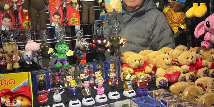 O britânico Larry Bonds comercializa produtos da família real há mais de 30 anos — Foto: Eduardo Graça