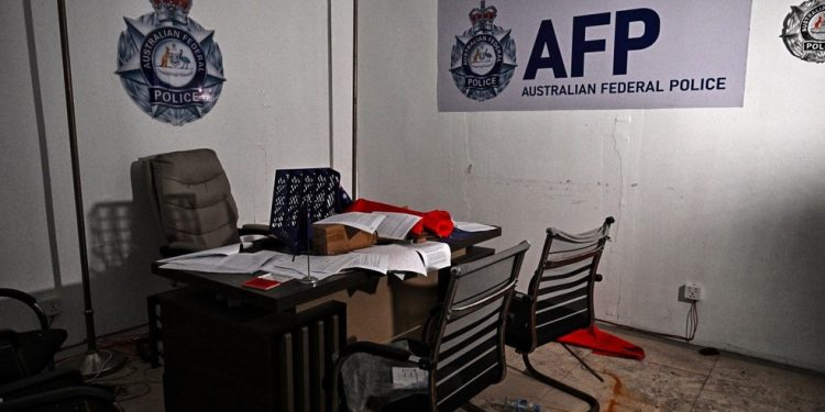 Sala que imitava escritório da Polícia Federal australiana — Foto: Lillian Suwanrumpha/AFP