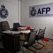 Sala que imitava escritório da Polícia Federal australiana — Foto: Lillian Suwanrumpha/AFP