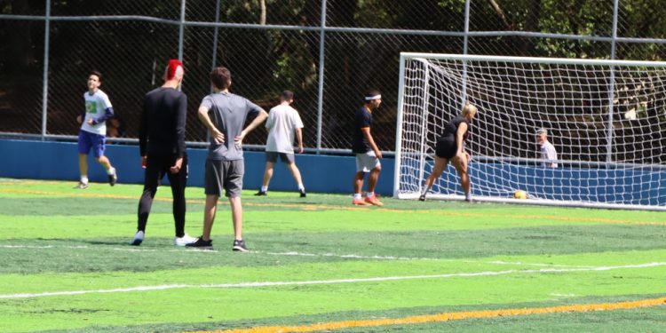 Moradores utilizam o campo de futebol do Centro Esportivo Brigadeiro Eduardo Gomes, um dos equipamentos municipais requalificados para incentivar esporte, lazer e bem-estar — Foto: Renato Pinheiro/Secom/Divulgação