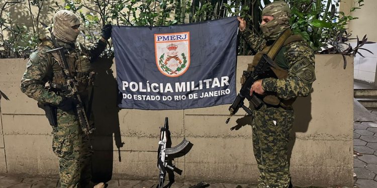 As armas encontradas com os dois baleados — Foto: Polícia Militar/Divulgação