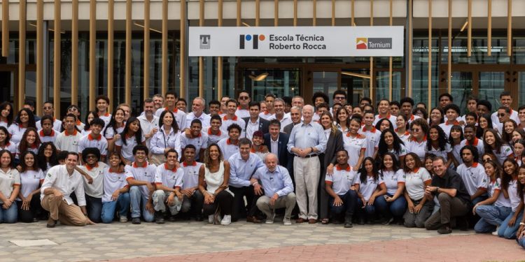A escola é exclusiva para jovens dos bairros de Santa Cruz, Paciência e Sepetiba e do município de Itaguaí — Foto: Douglas Shineidr