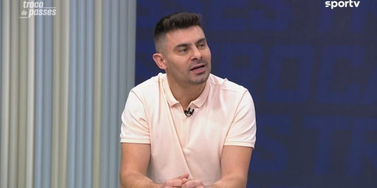 Comentarista Alex Meschini deixará o 'Troca de passes' e assumirá nova função