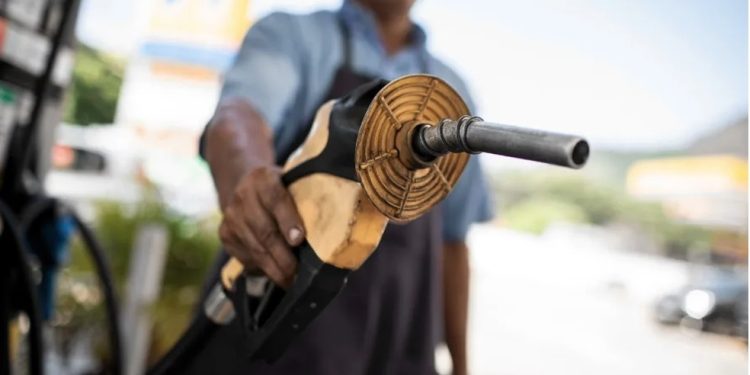 Defasagem da gasolina no Brasil já chega a 49%, com disparada do petróleo — Foto: Brenno Carvalho/Agência O Globo
