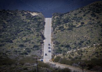 Carros percorrem estrada usada como locação de 'Uma batalha após a outra' — Foto: Sandy Huffaker/AFP