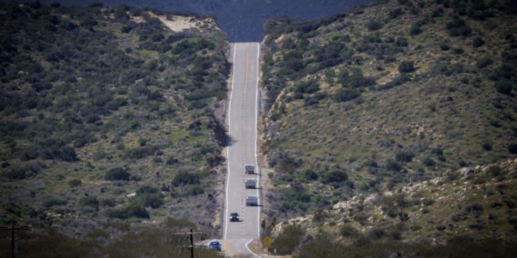 Carros percorrem estrada usada como locação de 'Uma batalha após a outra' — Foto: Sandy Huffaker/AFP