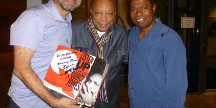 O diretor Oscar Rodrigues Alves, o produtor Quincy Jones e o percussionista Paulinho da Costa, durante as filmagens de “The groove under the groove” — Foto: Divulgação