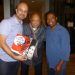 O diretor Oscar Rodrigues Alves, o produtor Quincy Jones e o percussionista Paulinho da Costa, durante as filmagens de “The groove under the groove” — Foto: Divulgação