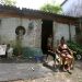 Sharlene da Silva Frazão e seu filho Alyson: a casa da família, em Caxias, foi alagada nas últimas chuvas — Foto: Fabiano Rocha