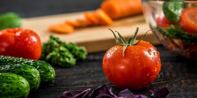 Crus ou cozidos? Estudo descobre como absorver mais nutrientes dos alimentos