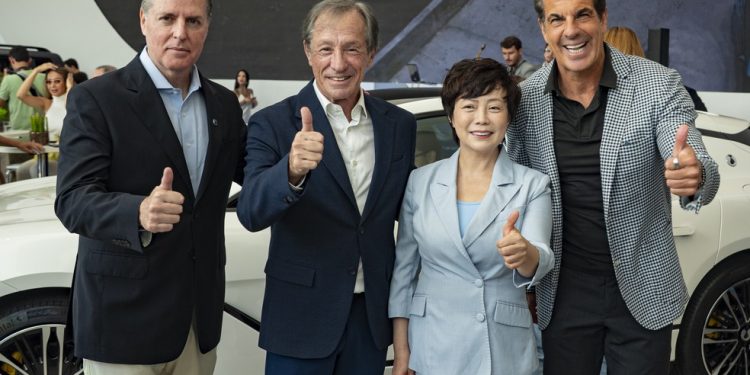 Evento de inauguração contou com a presença de Werner Schaal, diretor da Denza, Isaac Nachbar, diretor da AGO, Stella Li, executiva global da BYD, e o investidor Álvaro Garnero — Foto: Vitorugo de Souza/ Divulgação