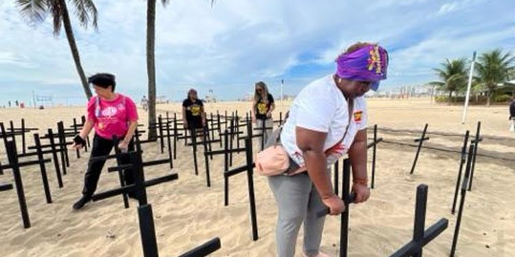Mulheres da Central dos Trabalhadores e Trabalhadoras do Brasil (CTB) realizam protesto no Dia Internacional da Mulher, na praia de Copacabana, no Rio de Janeiro — Foto: Ana Branco/O Globo