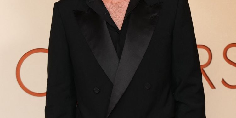 Adolpho Veloso no tapete vermelho do Oscar 2026 — Foto: Angela WEISS / AFP