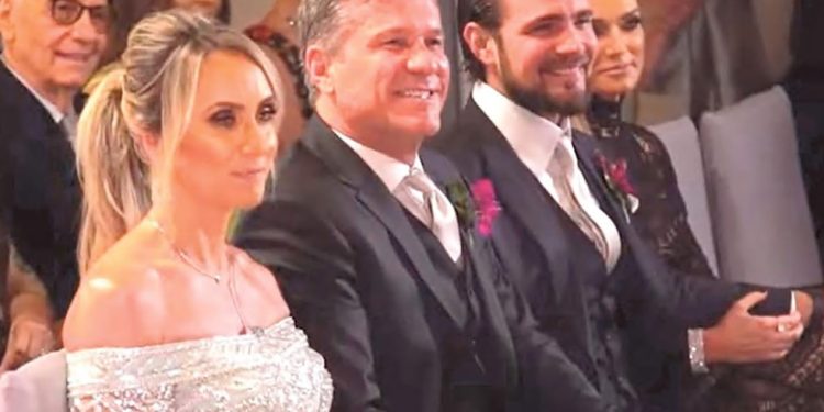 Vorcaro no casamento da irmã, Natália, com Zettel (abaixo), cerimônia celebrada por Valadão — Foto: Fotos de Reprodução