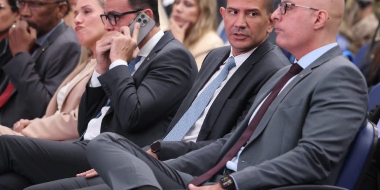 Douglas Ruas e Felipe Curi em agenda — Foto: Fabiano Rocha/Agência O Globo