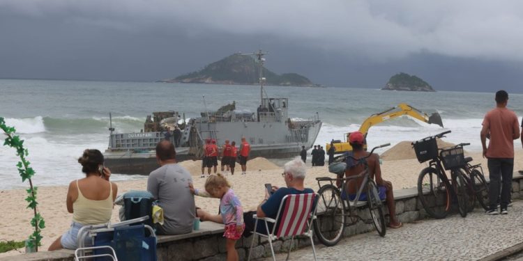 Incidente com embarcação da Marinha atraiu a atenção de moradores à Praia da Macumba — Foto: Fabiano Rocha