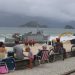 Incidente com embarcação da Marinha atraiu a atenção de moradores à Praia da Macumba — Foto: Fabiano Rocha