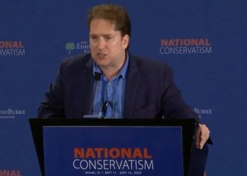 Darren Beattie em discurso durante Conferência Nacional de Conservadorismo de Miami — Foto: Reprodução | Youtube | National Conservatism