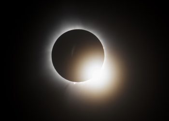 O eclipse faz parte da série Saros 136, conhecida por produzir eclipses com fases de totalidade mais longas. Um evento com duração superior a essa só deve ocorrer novamente em 2114 — Foto: Getty Images
