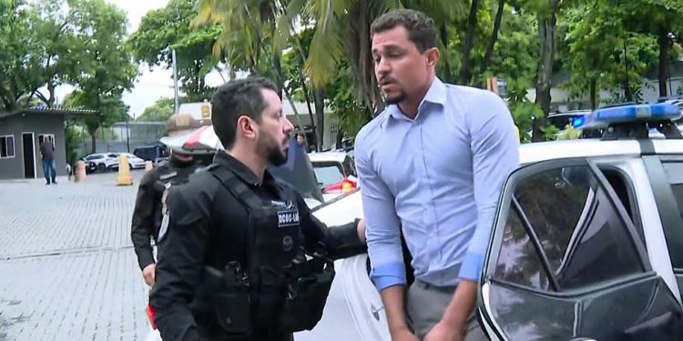 O vereador Salvino Oliveira (PSD) chega à Cidade da Polícia, logo após ser ser preso em casa na manhã de quarta-feira: Justiça mantém prisão — Foto: Reprodução/TV Globo