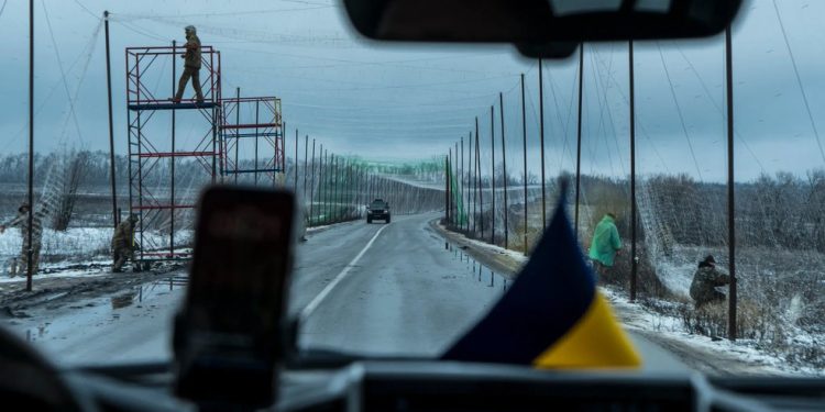 Soldados ucranianos instalando redes antidrone na região de Donetsk — Foto: Brendan Hoffman / The New York Times