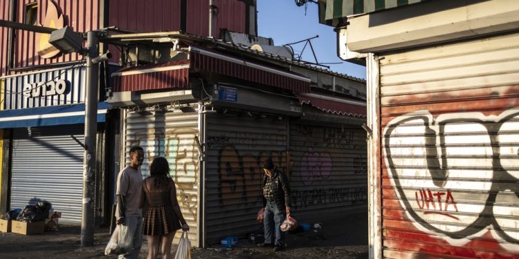 Agora, as pessoas reconhecem o papel essencial dos entregadores de comida — Foto: OLYMPIA DE MAISMONT / AFP